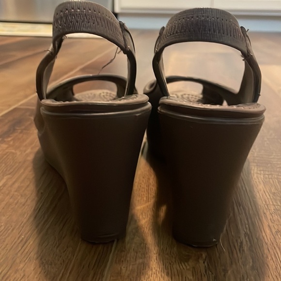 CROCS Farrah wedges Size W8 Espresso - Picture 4 of 11